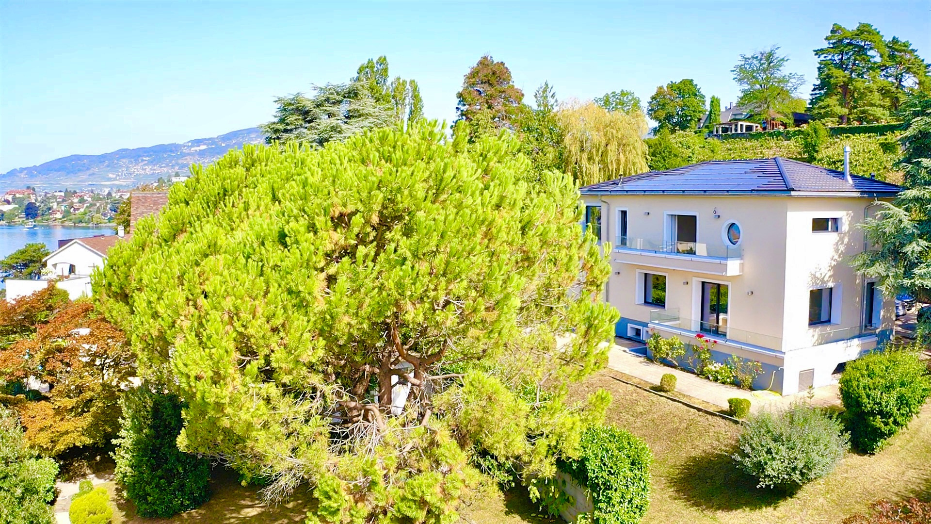 Beautiful and renovated property with view, close to the lake, Clarens